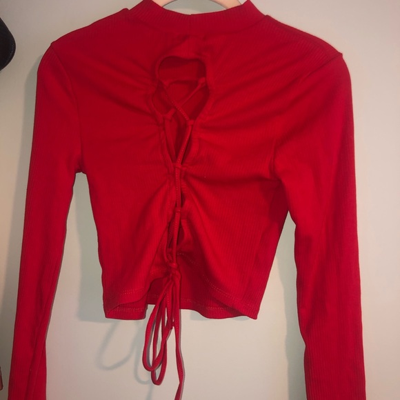 Long sleeve red cropped turtle neck. Open back - Picture 3 of 3